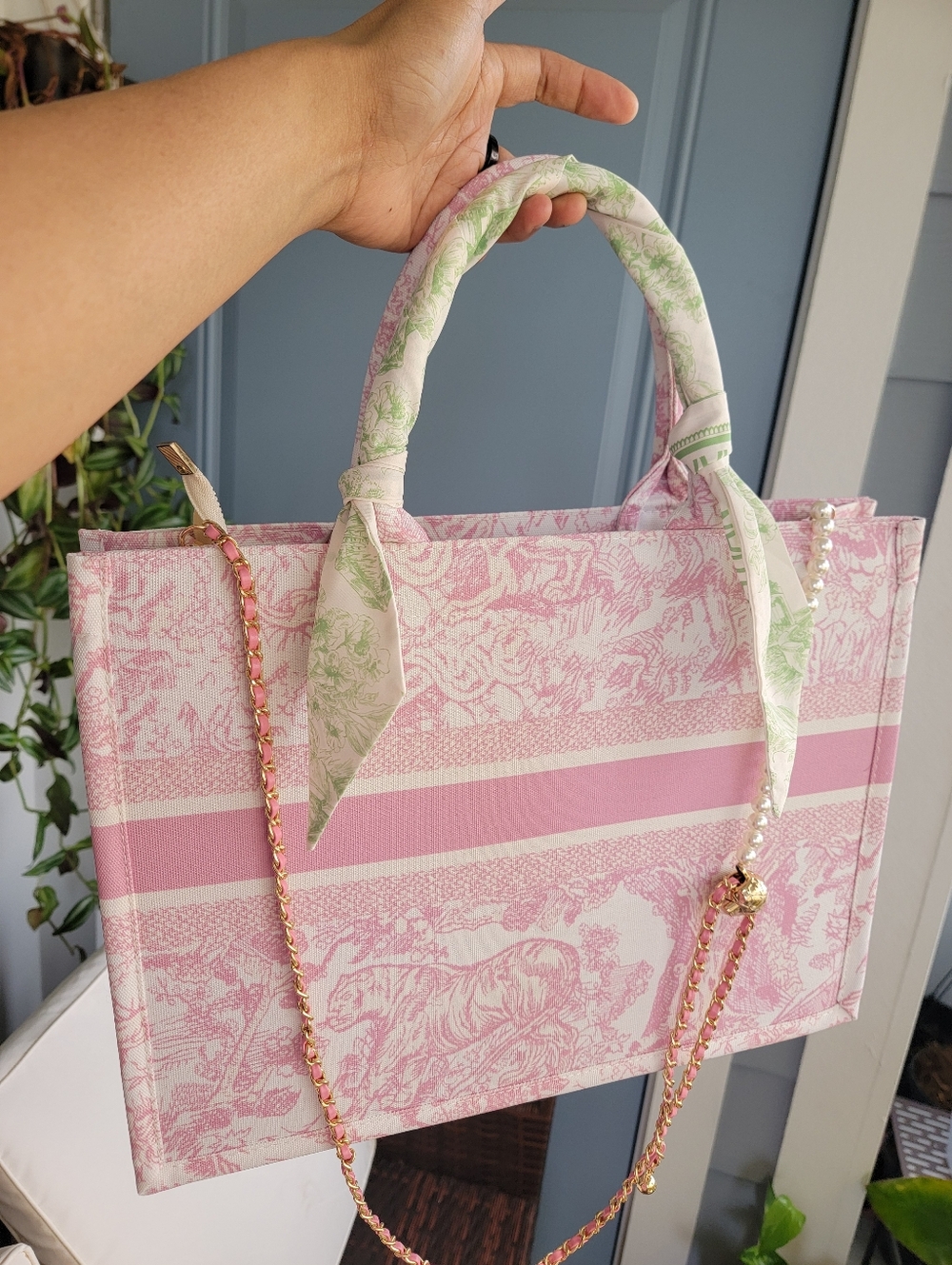 Lovely Pink Toile Pattern Women's Tote Bag With Strap
